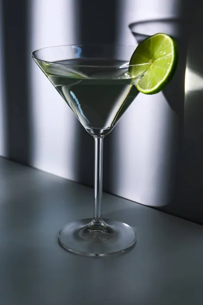 Mavi Arka Planda Limonlu Bir Bardak Martini — Stok fotoğraf