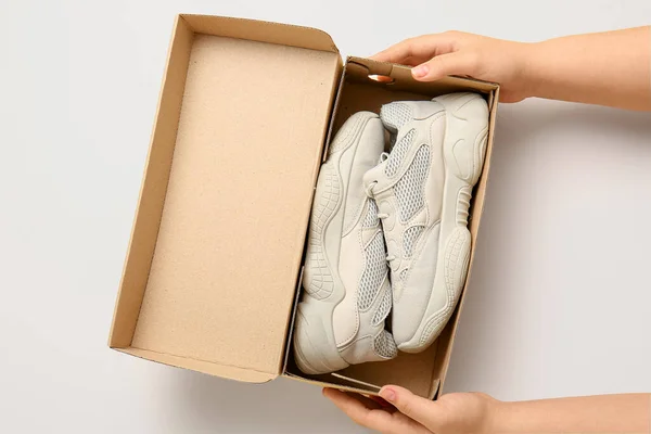 Female Hands Holding Cardboard Box Stylish Shoes Beige Background — Stock Photo, Image