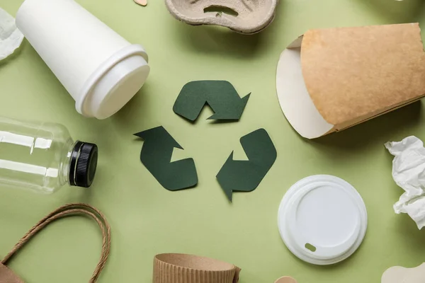 Sinal Reciclagem Com Lixo Fundo Verde — Fotografia de Stock
