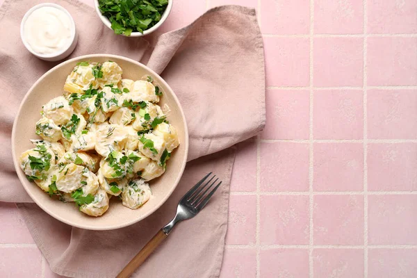 Bowl Tasty Potato Salad Greens Pink Tile Background — Stock Photo, Image
