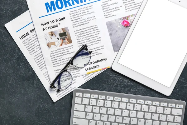 Tablet Computer Newspapers Eyeglasses Keyboard Dark Background — Stock Photo, Image
