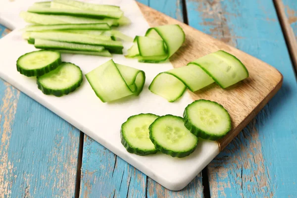 Board Fresh Cut Cucumber Blue Wooden Background Closeup — Stock Photo, Image