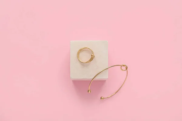 Showcase Pedestal Golden Ring Bracelet Pink Background — Stock Photo, Image