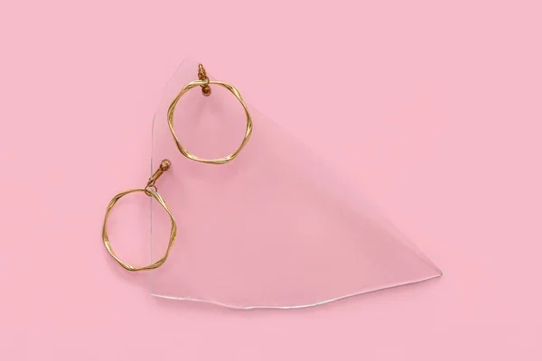 Glassplitter Mit Goldenen Ohrringen Auf Rosa Hintergrund — Stockfoto