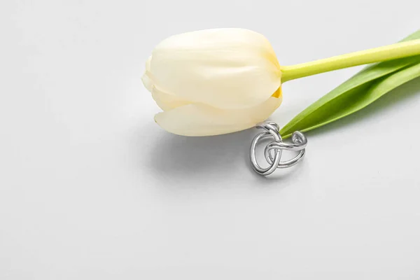 Tulipán Ezüst Gyűrű Világos Háttér Közelkép — Stock Fotó