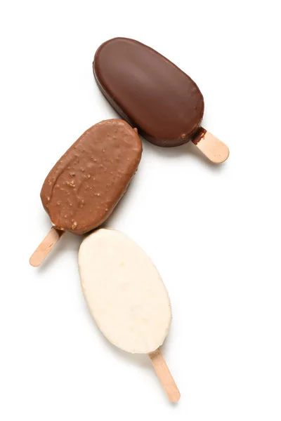 Chocolate Diferente Coberto Sorvete Pau Contra Fundo Branco — Fotografia de Stock