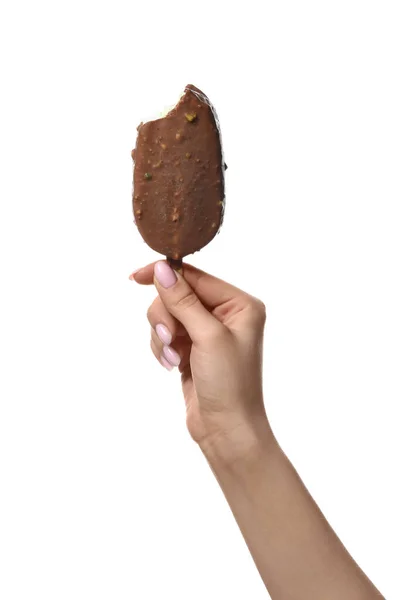 Mulher Segurando Saboroso Chocolate Mordido Coberto Sorvete Fundo Branco — Fotografia de Stock