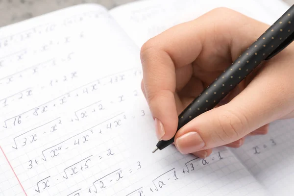 ペンで数学の公式を書く女 クローズアップ — ストック写真