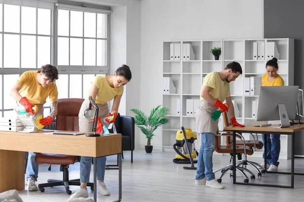 Junge Hausmeister Putzen Büro — Stockfoto
