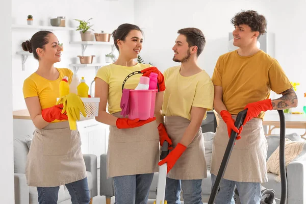 Petugas Kebersihan Muda Dengan Peralatan Pembersih Dapur — Stok Foto