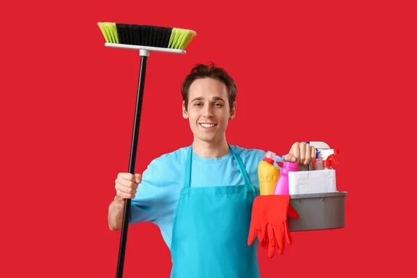 Homem Zelador Com Vassoura Balde Suprimentos Limpeza Fundo Vermelho — Fotografia de Stock
