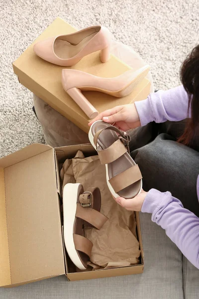 Woman Taking Brown Suede Sandals Out Box Room — Stock Photo, Image