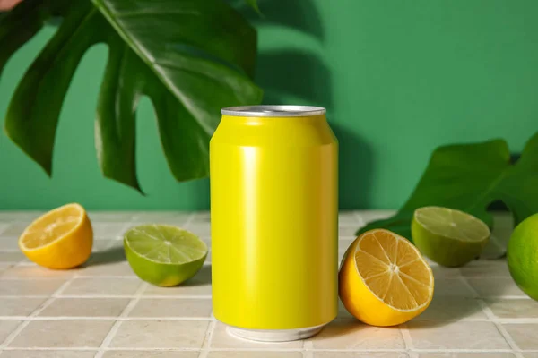 緑の壁の近くのテーブルの上に柑橘類とヤシの葉を持つソーダの缶 クローズアップ — ストック写真