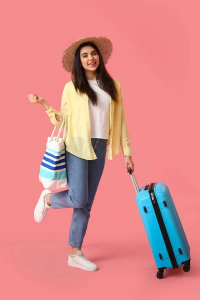 Jonge Vrouw Met Strandtas Koffer Roze Achtergrond — Stockfoto
