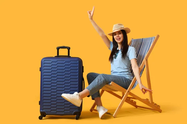 Young Woman Suitcase Deck Chair Showing Victory Gesture Yellow Background — Stock Photo, Image
