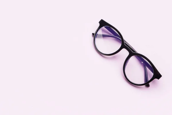 Óculos Pretos Elegantes Fundo Lilás — Fotografia de Stock
