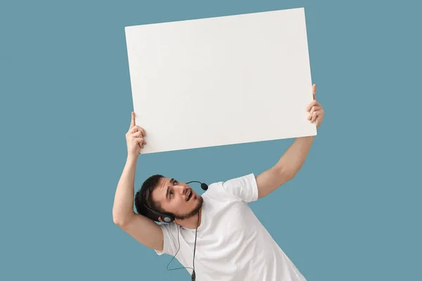 Agente Supporto Tecnico Maschile Con Poster Bianco Sfondo Blu — Foto Stock
