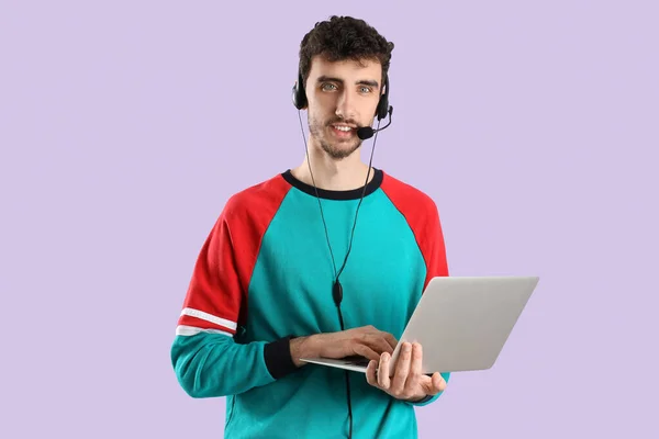 Male Technical Support Agent Laptop Lilac Background — Stock Photo, Image