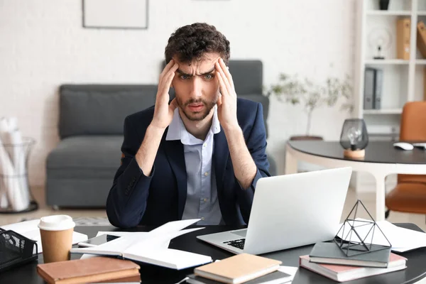 Zestresowany Młody Biznesmen Pracujący Przy Stole Biurze — Zdjęcie stockowe