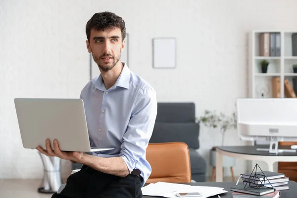 Молодий Бізнесмен Працює Ноутбуком Офісі — стокове фото