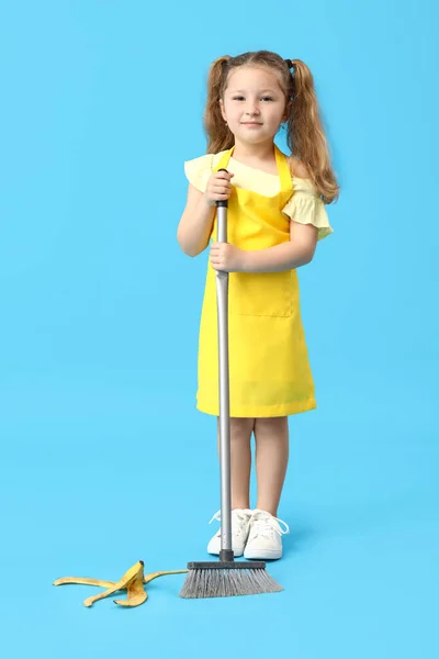 Schattig Klein Meisje Met Bezem Bananenschil Blauwe Achtergrond — Stockfoto