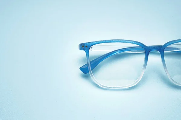 Novos Óculos Gradientes Sobre Fundo Azul Pálido — Fotografia de Stock
