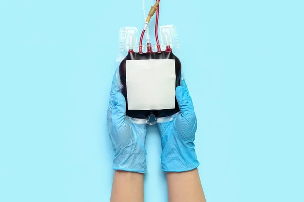 Női Orvos Kék Hátterű Vércsomaggal Donorok Világnapja — Stock Fotó