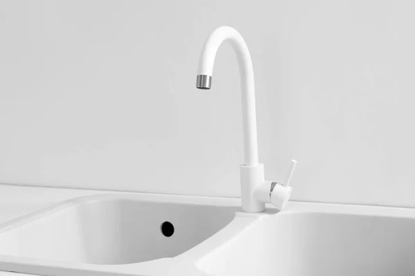 Weiße Spüle Mit Wasserhahn Heller Küche — Stockfoto