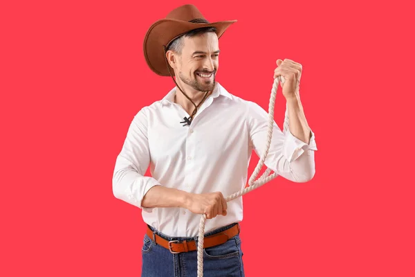Schöner Cowboy Mit Lasso Auf Rotem Hintergrund — Stockfoto