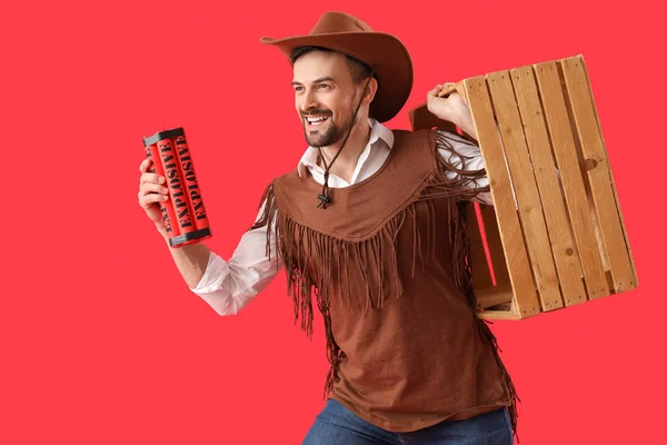 Schöner Cowboy Mit Sprengstoff Und Holzkiste Auf Rotem Hintergrund — Stockfoto