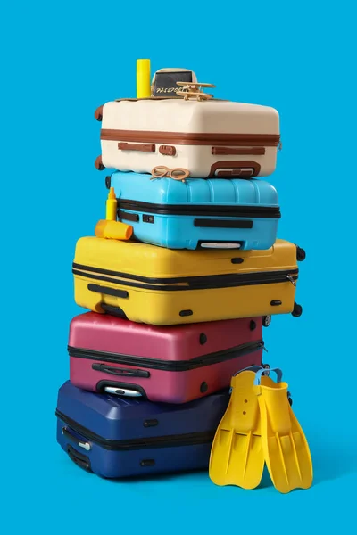 Mavi Arka Planda Plaj Aksesuarları Olan Bavullar — Stok fotoğraf