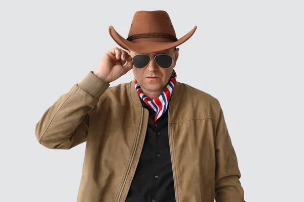 Érett Cowboy Napszemüvegben Könnyű Háttér — Stock Fotó