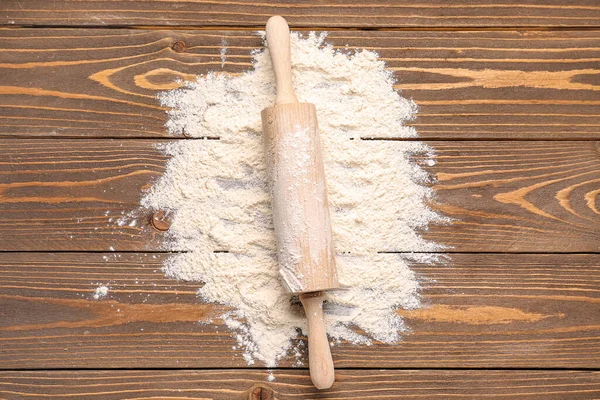 Wooden Rolling Pin Wheat Flour Brown Wooden Background — Stock Photo, Image