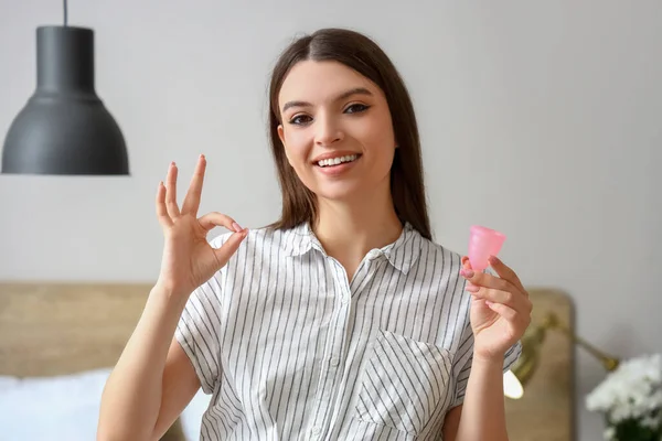 Ung Kvinna Med Menstruation Kopp Visar Sovrummet — Stockfoto