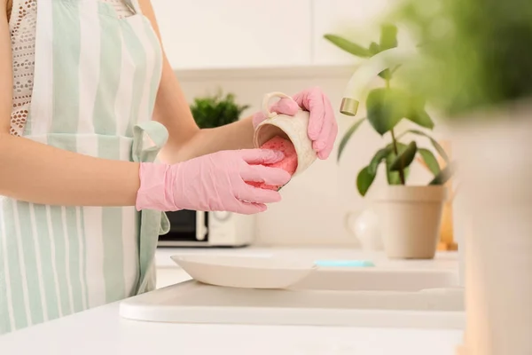 Γυναικείο Πλύσιμο Κύπελλο Σφουγγάρι Στην Κουζίνα Closeup — Φωτογραφία Αρχείου