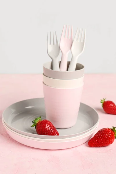 Plates Cups Forks Fresh Strawberry Grunge Pink Table — Stock Photo, Image