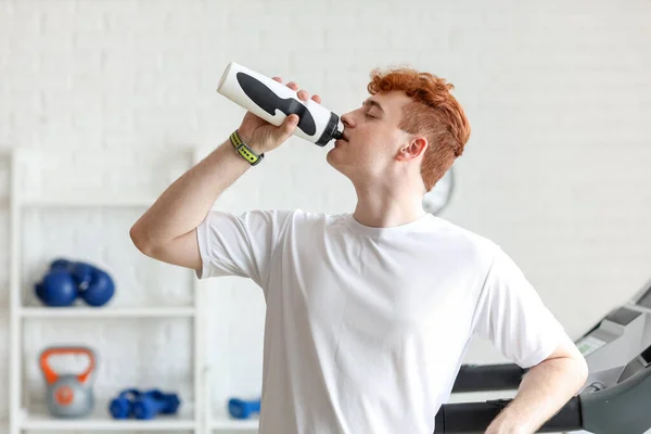 Νεαρός Κοκκινομάλλης Άντρας Πίνει Νερό Μετά Την Προπόνηση Στο Γυμναστήριο — Φωτογραφία Αρχείου