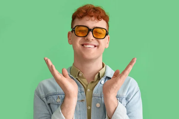 Mladý Ryšavý Muž Slunečních Brýlích Zeleném Pozadí — Stock fotografie