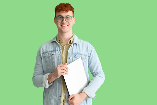 Young Redhead Man Laptop Green Background — Stock Photo, Image