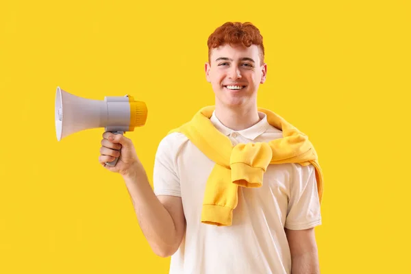 Junger Rotschopf Mit Megafon Auf Gelbem Hintergrund — Stockfoto