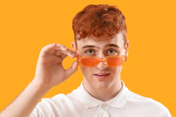 Ung Rödhårig Man Snygga Solglasögon Gul Bakgrund Närbild — Stockfoto