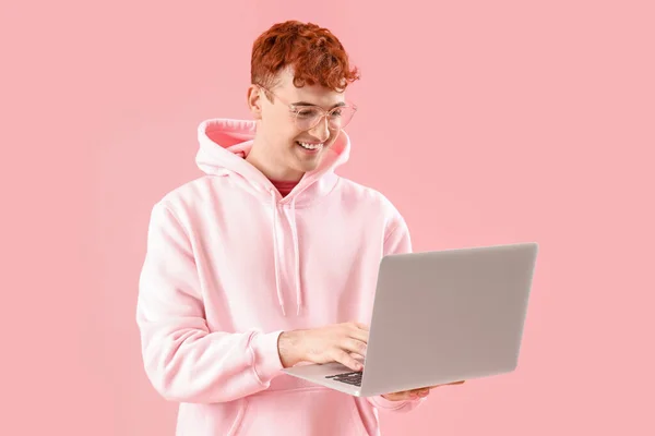 Νεαρός Κοκκινομάλλης Που Χρησιμοποιεί Φορητό Υπολογιστή Ροζ Φόντο — Φωτογραφία Αρχείου