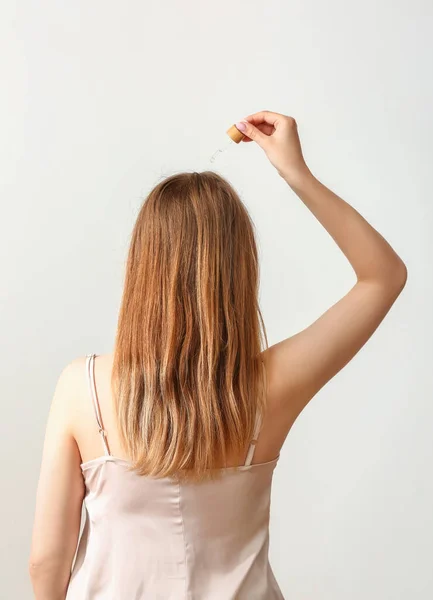 Genç Bir Kadın Arka Planda Arka Planda Saç Bakımında Kozmetik — Stok fotoğraf