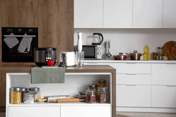 Mutfaktaki Ahşap Masada Blender Tost Makinesi Çoklu Fırın Elma — Stok fotoğraf