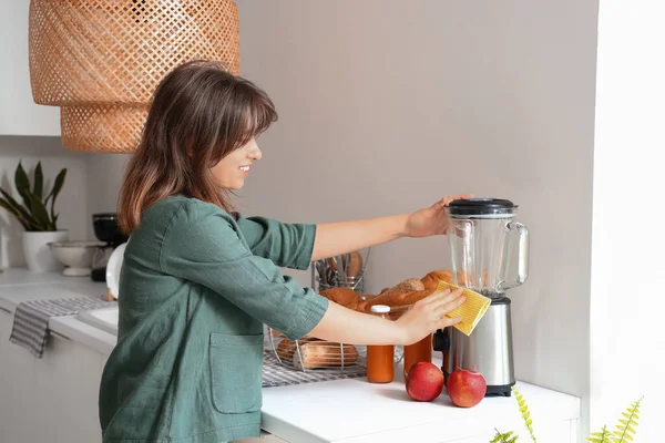 Genç Bir Kadın Açık Mutfakta Modern Blenderi Temizliyor — Stok fotoğraf