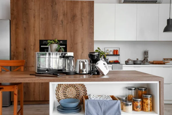 Interior Cocina Ligera Con Electrodomésticos Modernos Mesa Madera — Foto de Stock