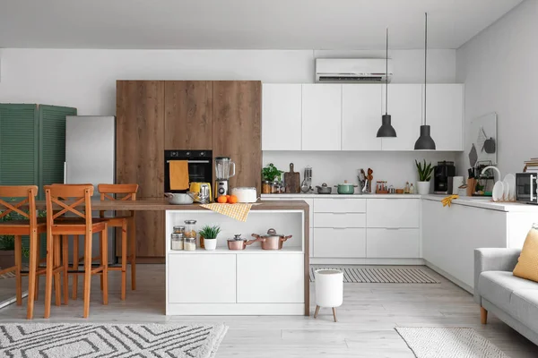 Interior Cocina Ligera Con Electrodomésticos Modernos Mesa Madera —  Fotos de Stock