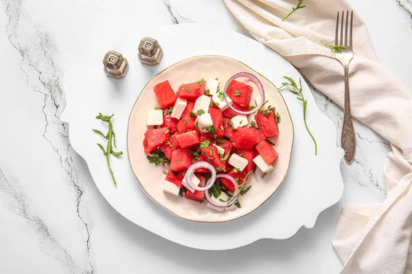 Plaat Van Smakelijke Watermeloen Salade Witte Marmeren Achtergrond — Stockfoto