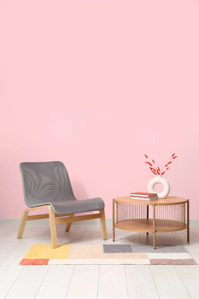 Grey Armchair Coffee Table Stylish Rug Pink Wall — Stock Photo, Image