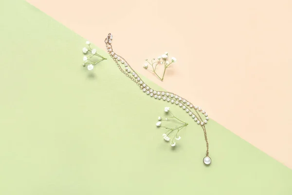 Hermoso Collar Perlas Con Flores Gypsophila Sobre Fondo Color — Foto de Stock